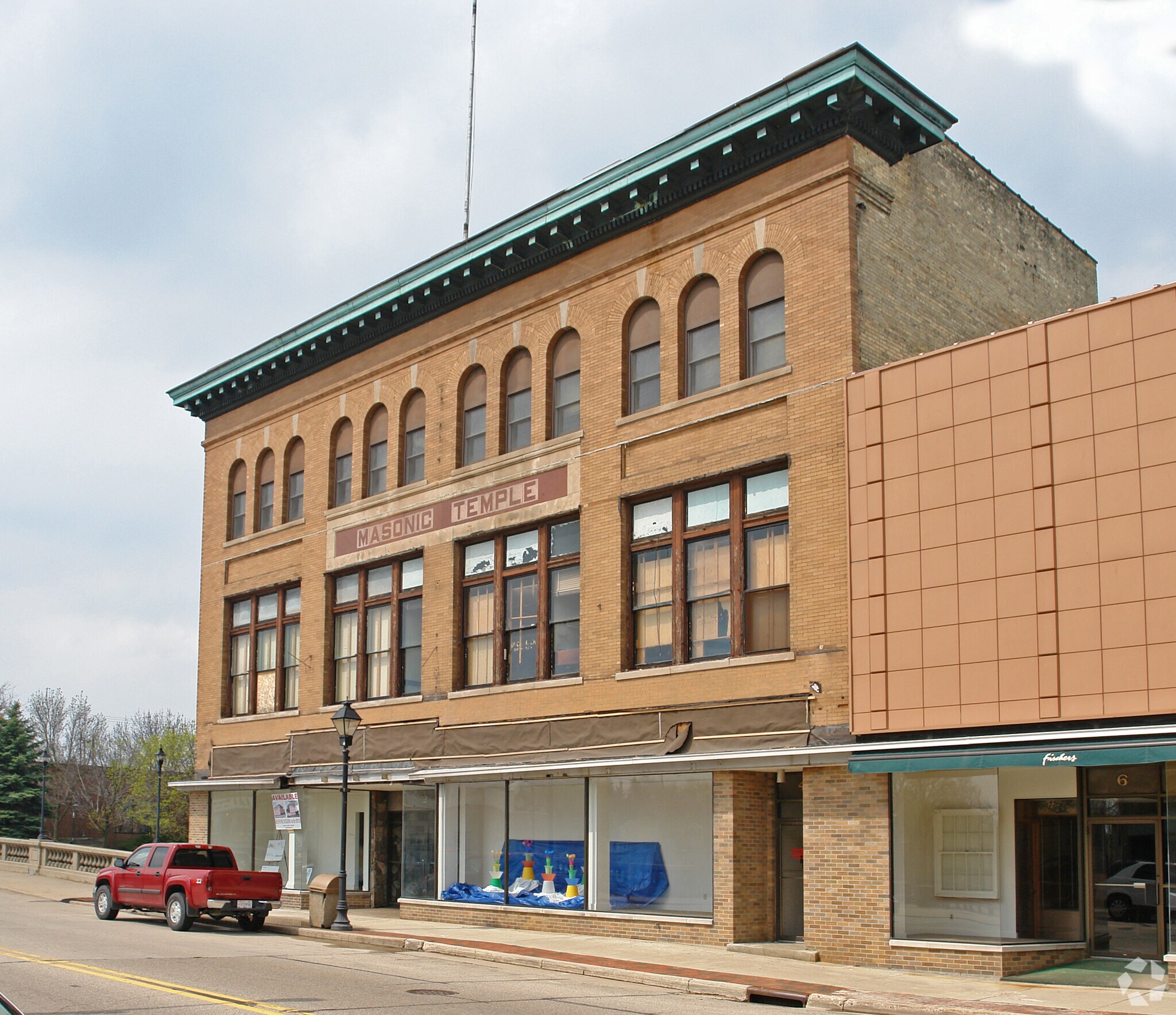 2 E Main St, Watertown, WI, 53094 Storefront Retail/Office Property