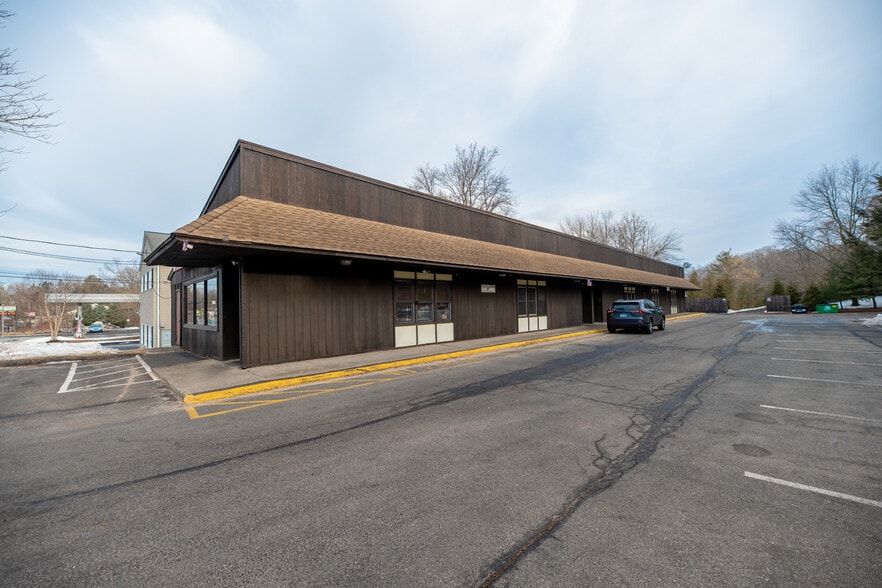 460 W Main St, Cheshire, CT for sale - Building Photo - Image 3 of 9