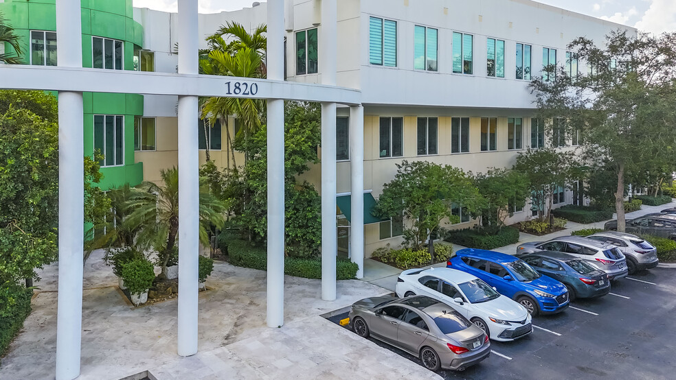 1820 N Corporate Lakes Blvd, Weston, FL for lease - Building Photo - Image 1 of 102