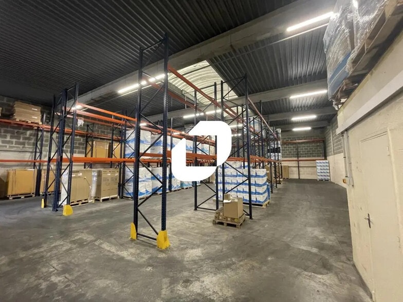 Flex in Noisy-le-Grand for lease - Interior Photo - Image 1 of 4