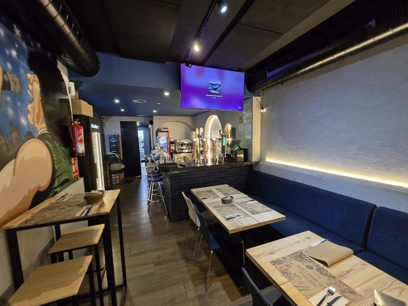 Retail in Barcelona, Barcelona for lease Interior Photo- Image 1 of 9