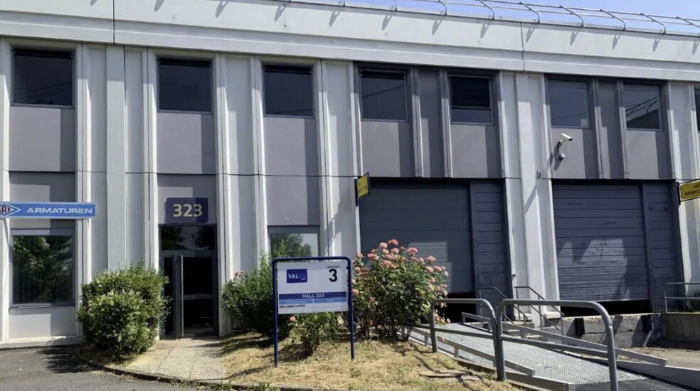 9 Chaussée Jules César, Osny for lease - Building Photo - Image 2 of 3