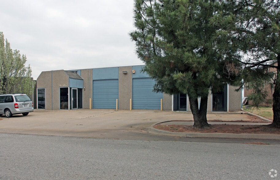 Teakwood Portfolio portfolio of 3 properties for sale on LoopNet.com - Building Photo - Image 3 of 3