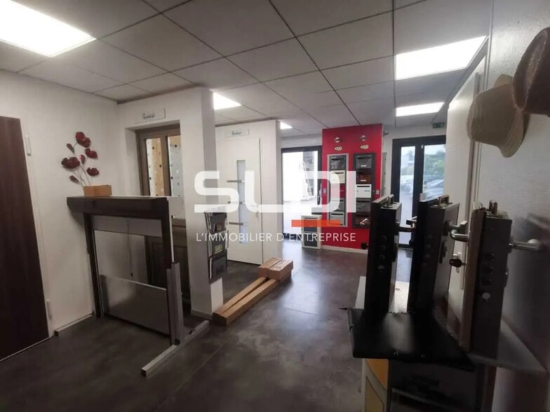 Retail in Saint-Laurent-de-Mure for lease - Interior Photo - Image 1 of 12