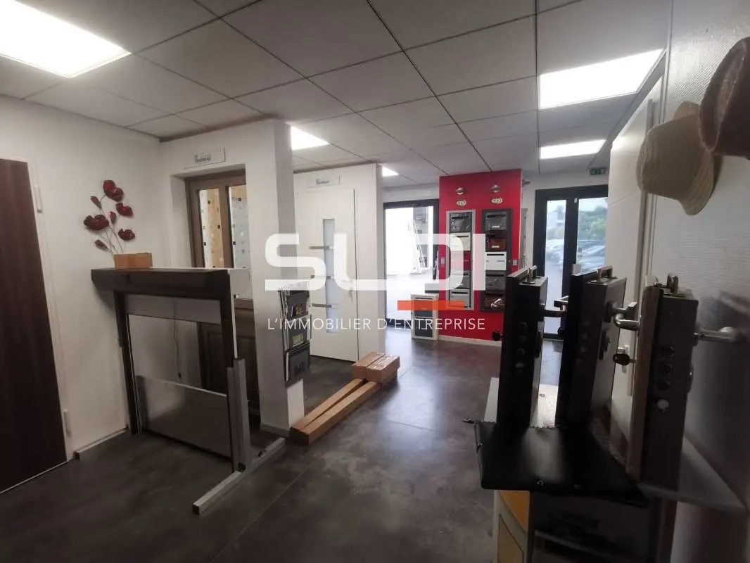 Retail in Saint-Laurent-de-Mure for lease Interior Photo- Image 1 of 13