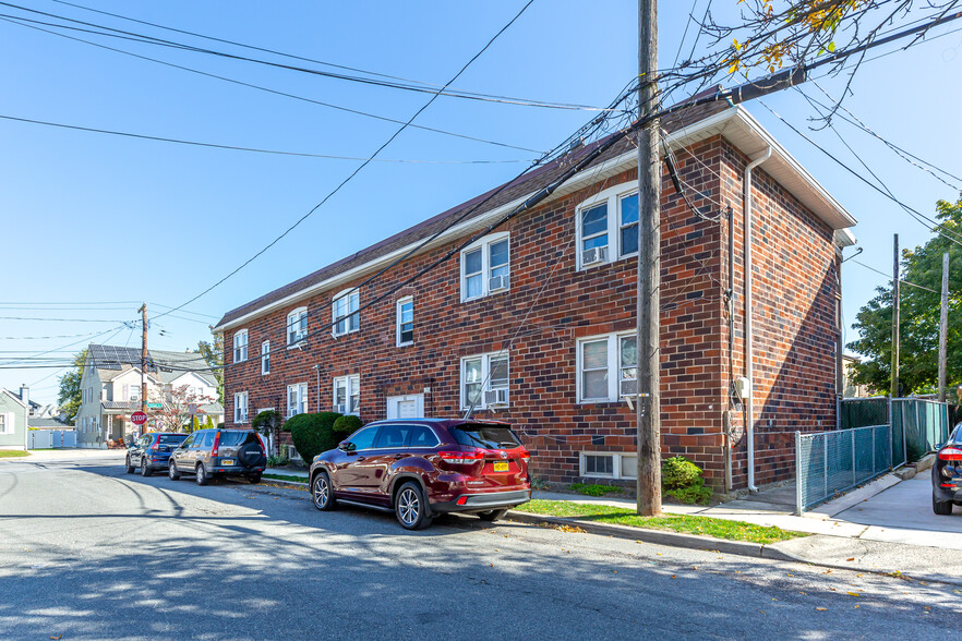 82 Stevens St, Oceanside, NY for sale - Primary Photo - Image 1 of 1