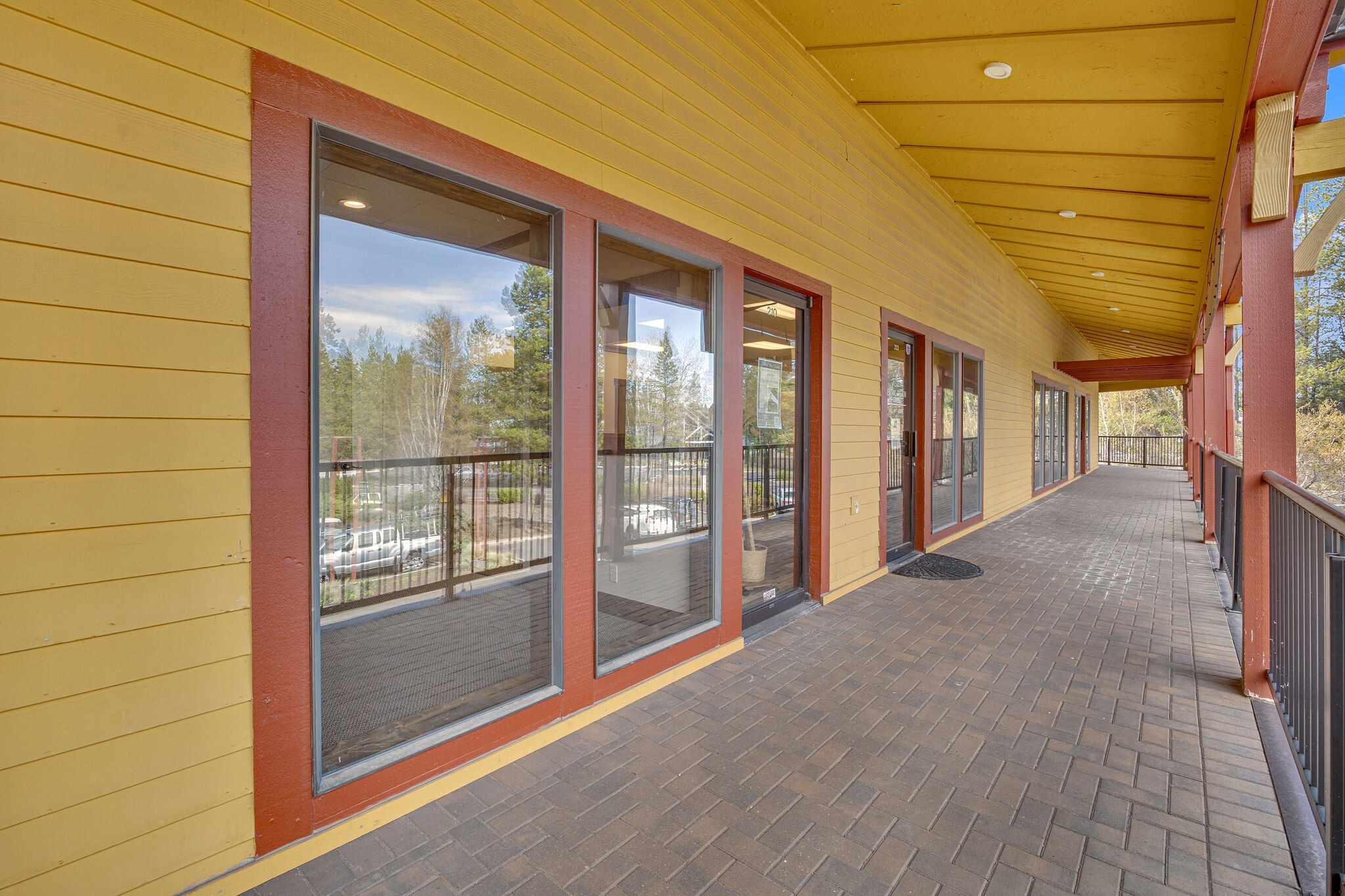 56870 Venture Ln, Sunriver, OR for lease Interior Photo- Image 1 of 20