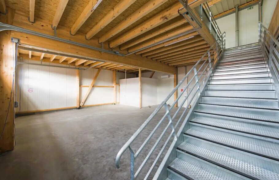 72 Rue Aristide Briand, Petit-Couronne for lease - Building Photo - Image 3 of 27