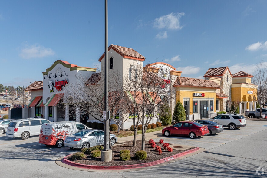 3931 N Shiloh Dr, Fayetteville, AR for lease - Building Photo - Image 1 of 4