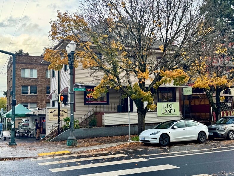 1405 NE Broadway St, Portland, OR for lease - Building Photo - Image 1 of 10