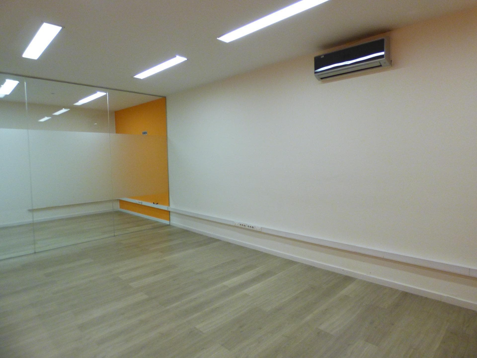Retail in Manresa, Barcelona for lease Building Photo- Image 1 of 11