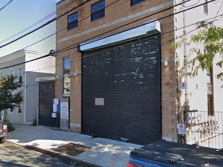 668 Richmond Rd, Staten Island, NY 10304