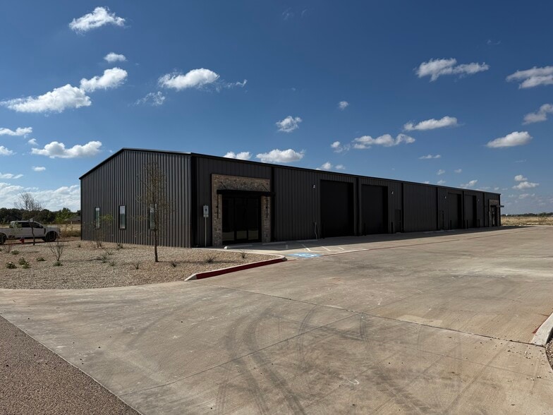 8810 Valencia Ave, Lubbock, TX for lease - Building Photo - Image 2 of 5