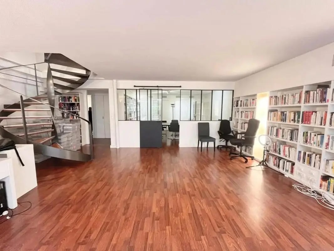 Office in Montrouge for sale Interior Photo- Image 1 of 3