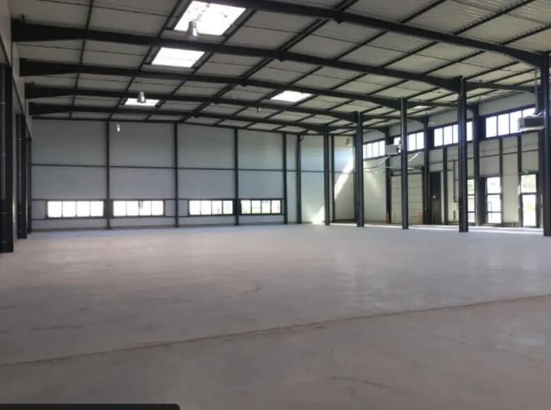 Flex in Dagneux for lease - Interior Photo - Image 3 of 6