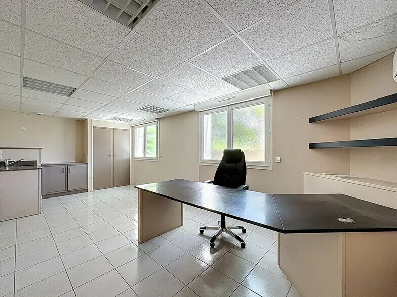 Office in Mions for sale - Interior Photo - Image 1 of 11