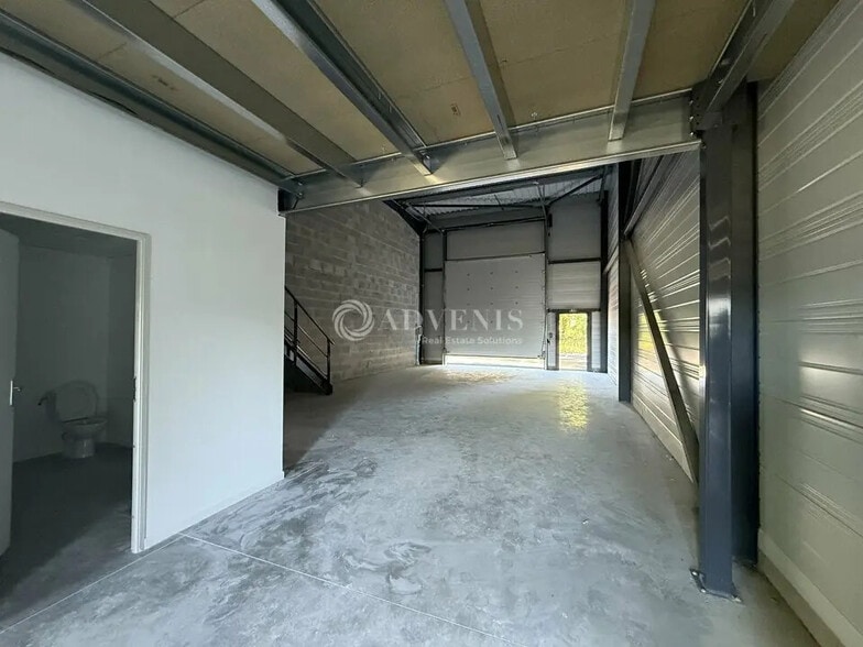 Flex in Charvieu-Chavagneux for lease - Interior Photo - Image 3 of 11