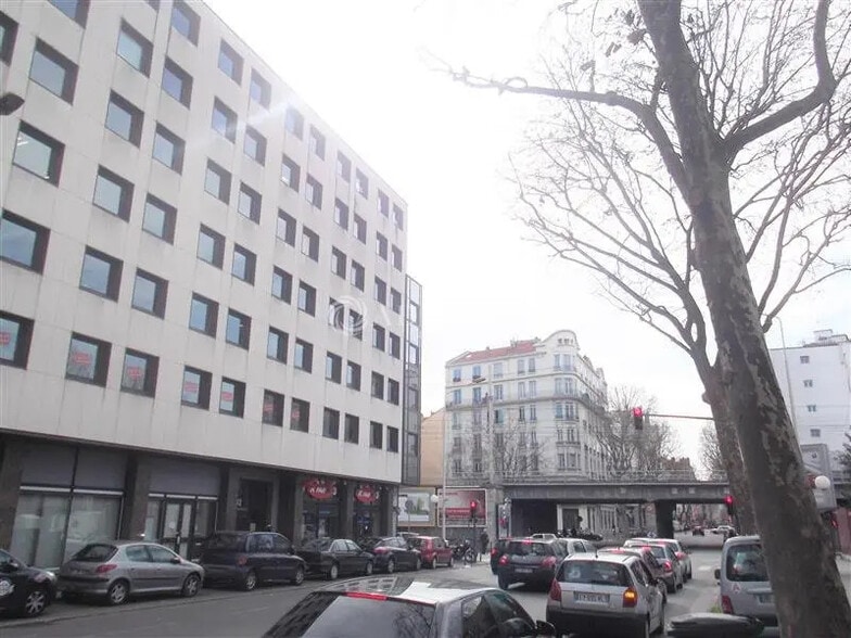 Office in Lyon for lease - Building Photo - Image 2 of 3