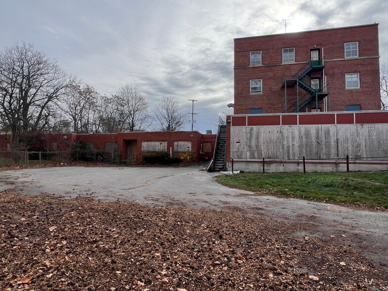 120 N Locust St, Adrian, MI for sale - Building Photo - Image 3 of 4