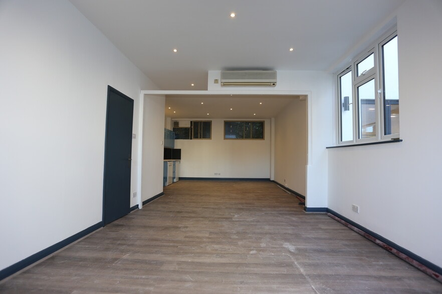 Breasy Pl, London for lease - Interior Photo - Image 3 of 12
