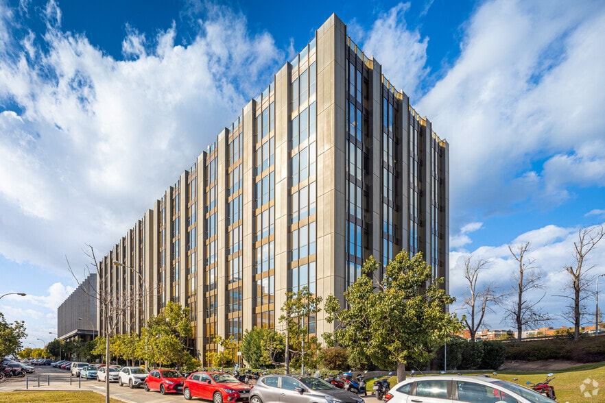 Office in Sant Just Desvern, Barcelona for lease - Building Photo - Image 2 of 5