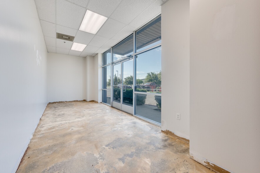 1000 W Crosby Rd, Carrollton, TX for lease - Building Photo - Image 3 of 23