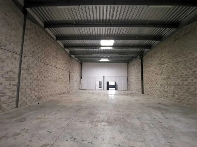 Flex in Lisses for lease - Interior Photo - Image 2 of 8