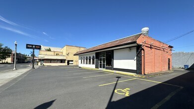 300 Pacific Ave S, Kelso, WA for sale Interior Photo- Image 1 of 21