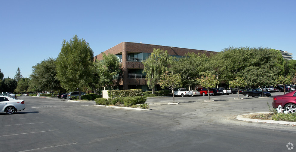 5001 E Commercenter Dr, Bakersfield, CA for lease - Building Photo - Image 3 of 7