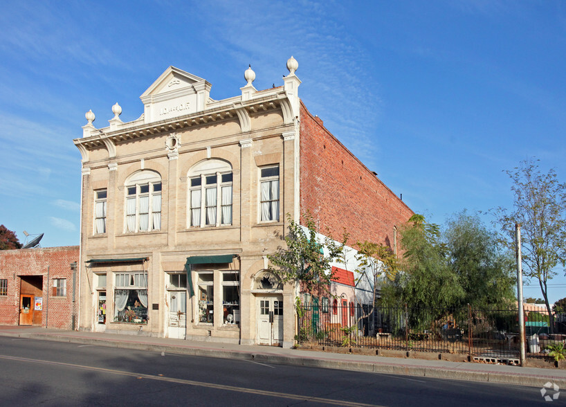 108-112 E 8th St, Hanford, CA for sale - Primary Photo - Image 1 of 11