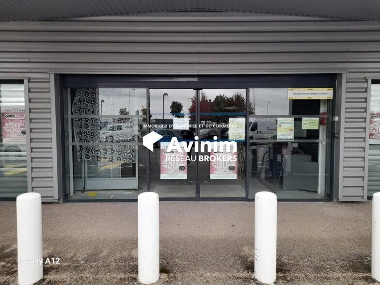 Retail in Saint-Germain-du-Puy for lease - Building Photo - Image 2 of 8