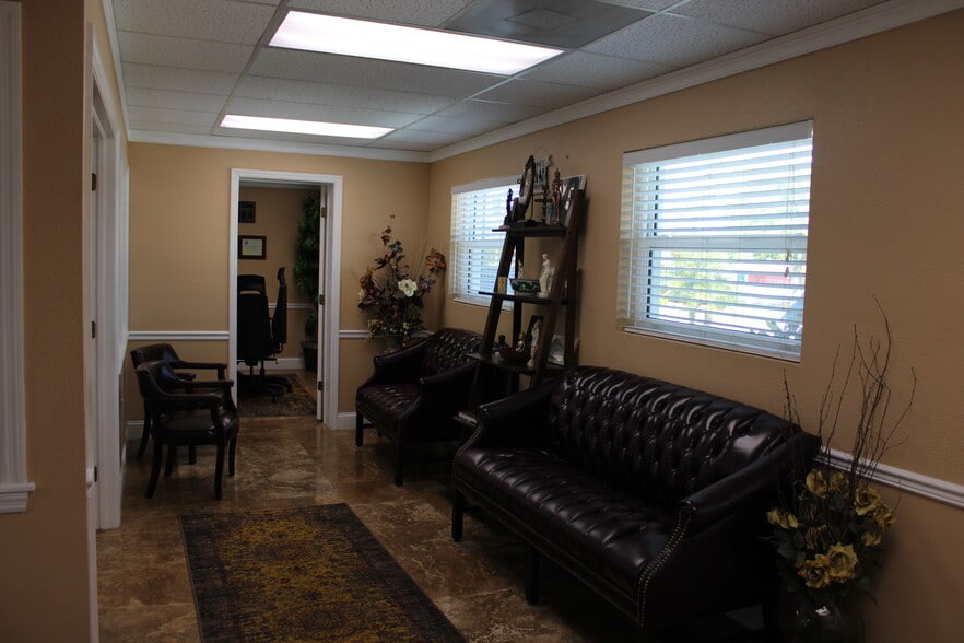 1505 Lakeview Rd, Clearwater, FL for lease - Interior Photo - Image 2 of 11