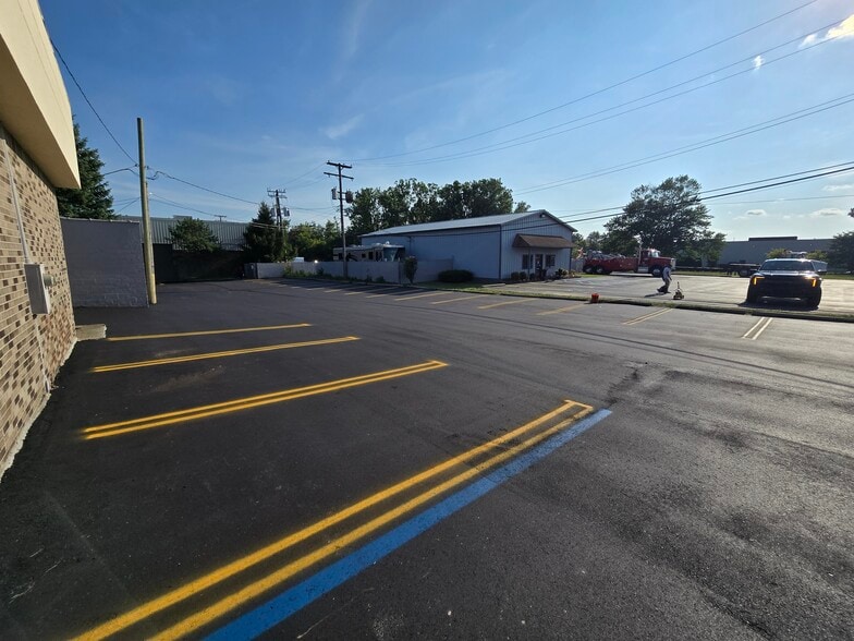 1989 N Opdyke Rd, Auburn Hills, MI for lease - Building Photo - Image 2 of 51