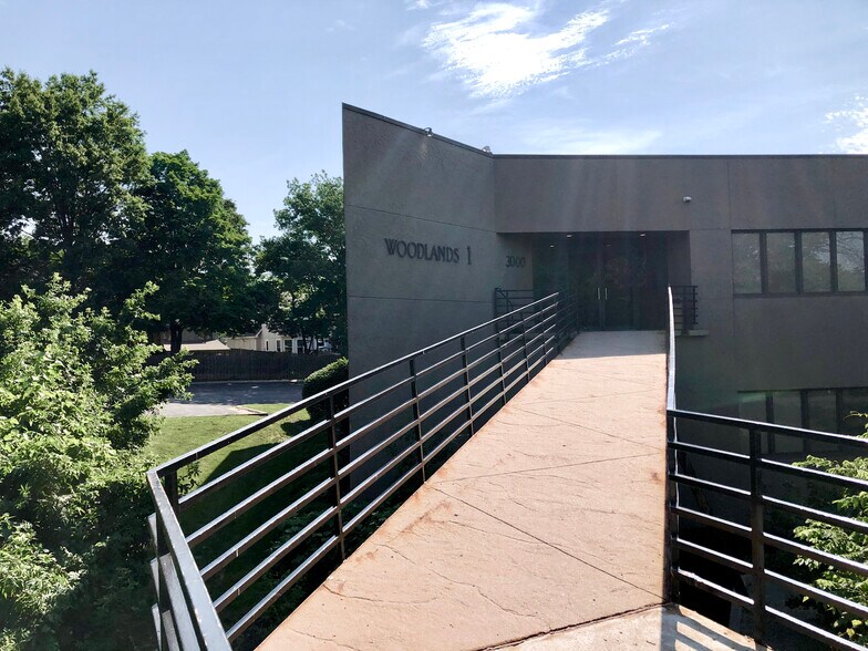 3000 NE Brooktree Ln, Gladstone, MO 64119