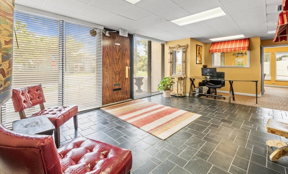 1151 NE Cleveland St, Clearwater, FL for lease - Lobby - Image 3 of 10