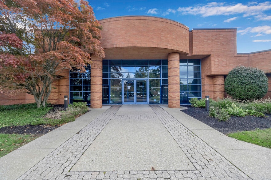 61 John Muir Dr, Buffalo, NY for lease - Building Photo - Image 2 of 53