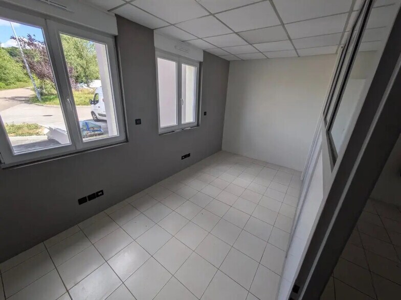 Office in Châtillon-le-Duc for lease - Interior Photo - Image 2 of 9