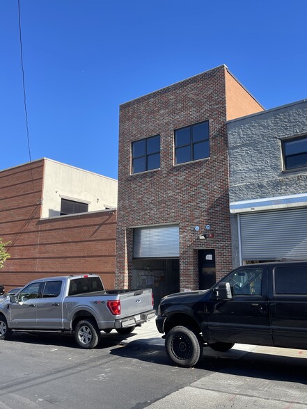 5861 56th St, Maspeth, NY for lease - Primary Photo - Image 1 of 8