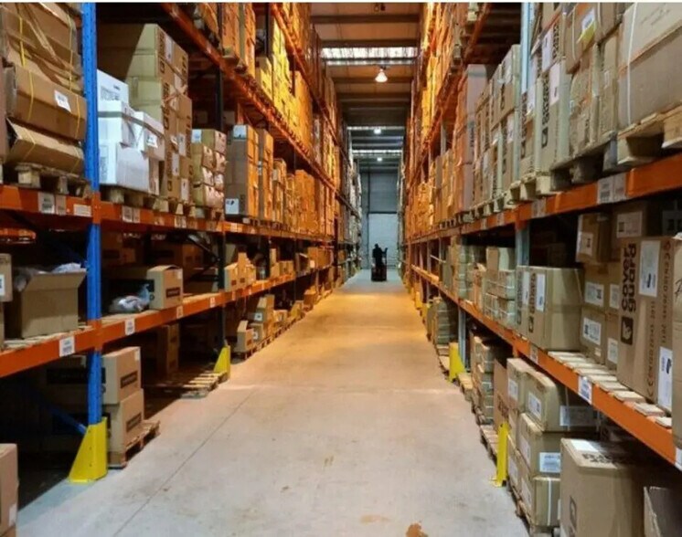 Flex in Miribel for lease - Interior Photo - Image 3 of 3