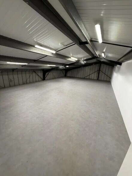 Flex in Sainte-Eulalie for lease - Interior Photo - Image 3 of 3