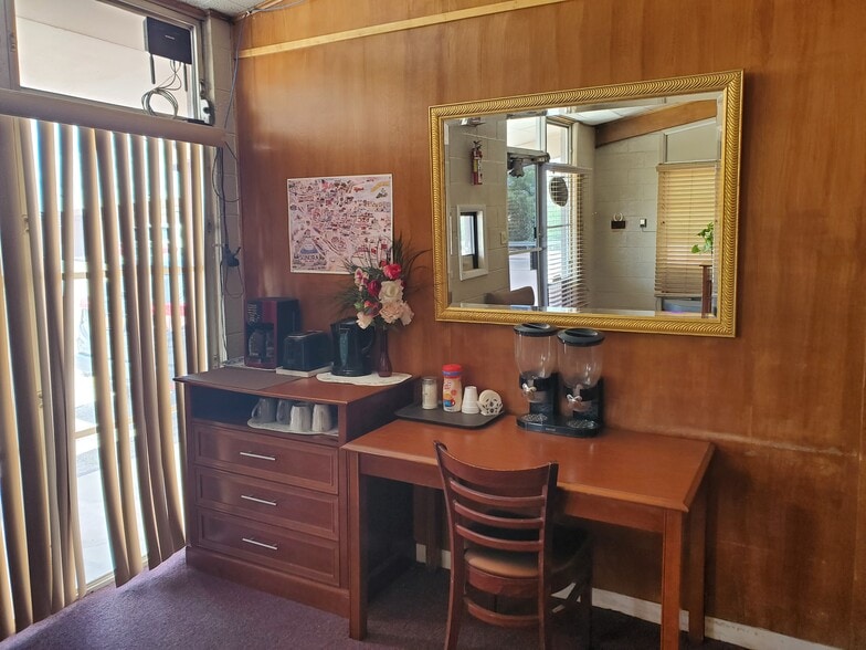 Holiday Host Motel & RV Park portfolio of 2 properties for sale on LoopNet.com - Lobby - Image 3 of 18