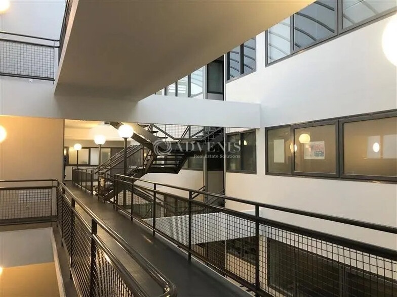 Office in Plaisir for lease - Building Photo - Image 2 of 5