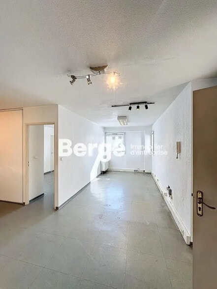 Office in Mougins for lease - Interior Photo - Image 2 of 10