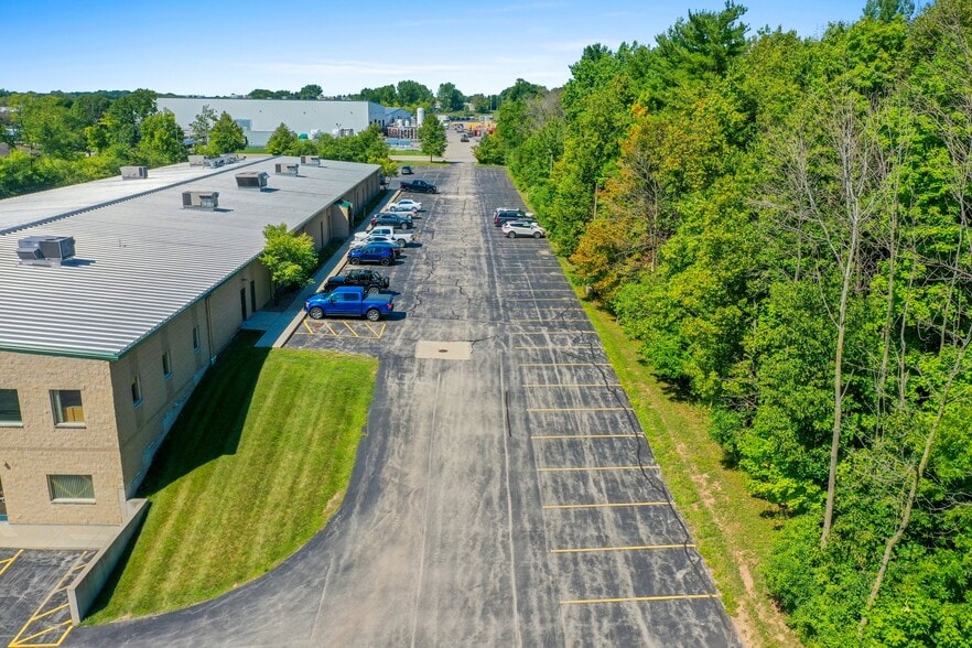 1665 Yellow Briar Dr, De Pere, WI for sale - Building Photo - Image 3 of 3