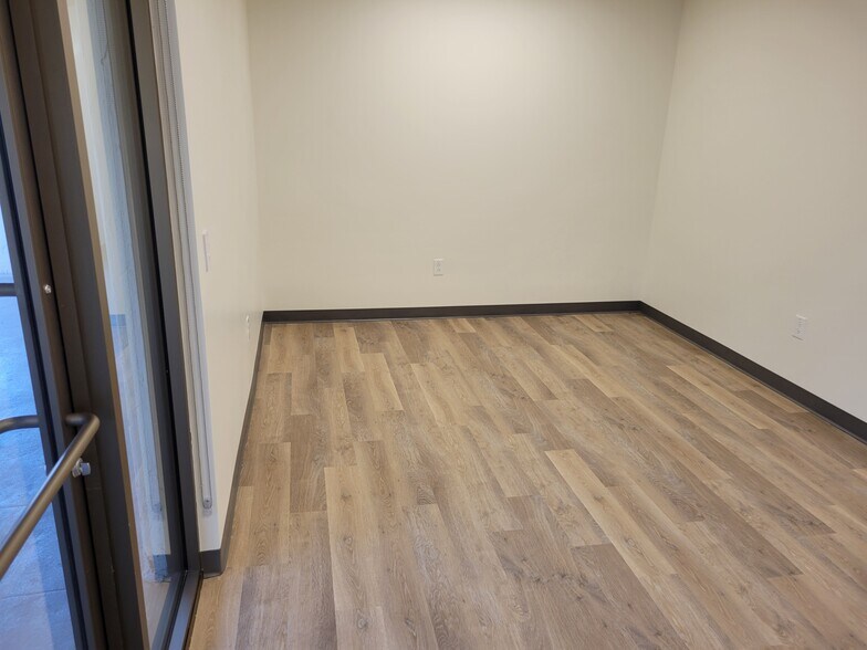 2060 W Whispering Wind Dr, Phoenix, AZ for lease - Interior Photo - Image 2 of 27