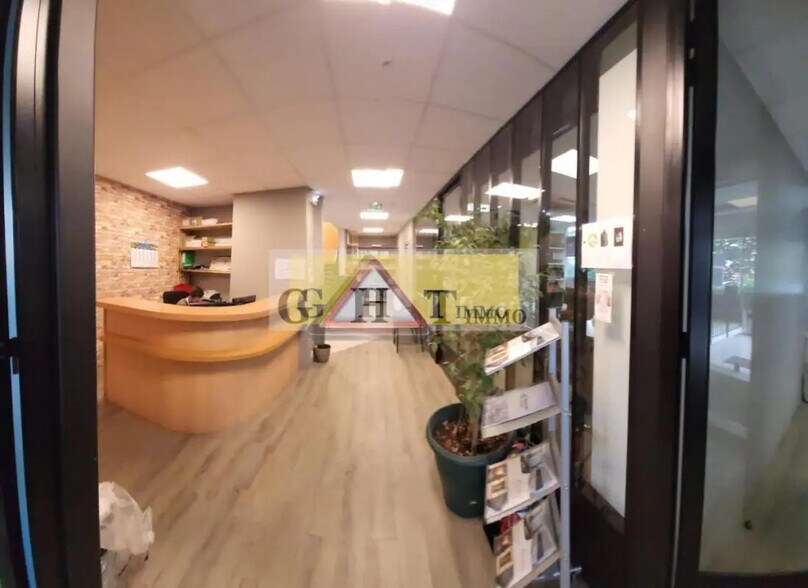 Office in Créteil for lease - Lobby - Image 1 of 10