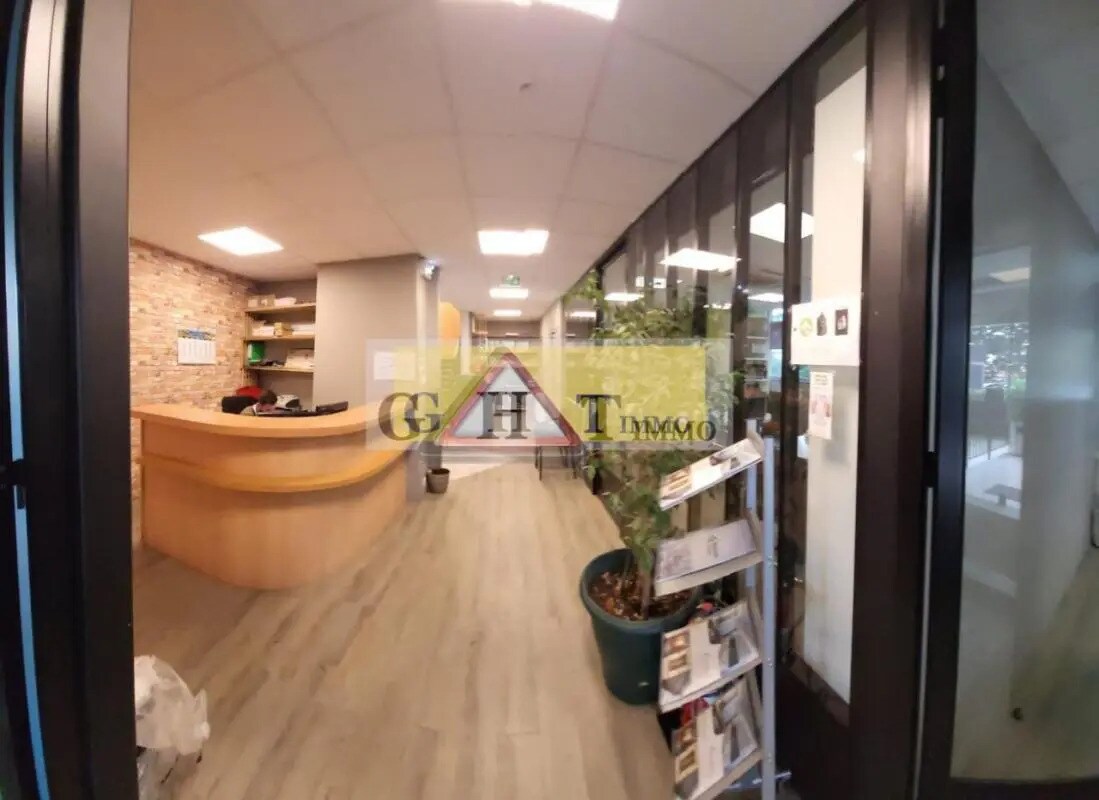 Office in Créteil for lease Lobby- Image 1 of 11
