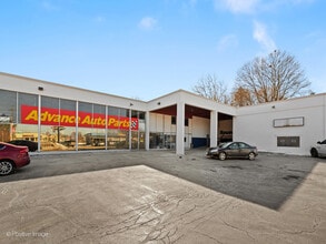 211 S Milwaukee Ave, Libertyville, IL for lease Building Photo- Image 1 of 12