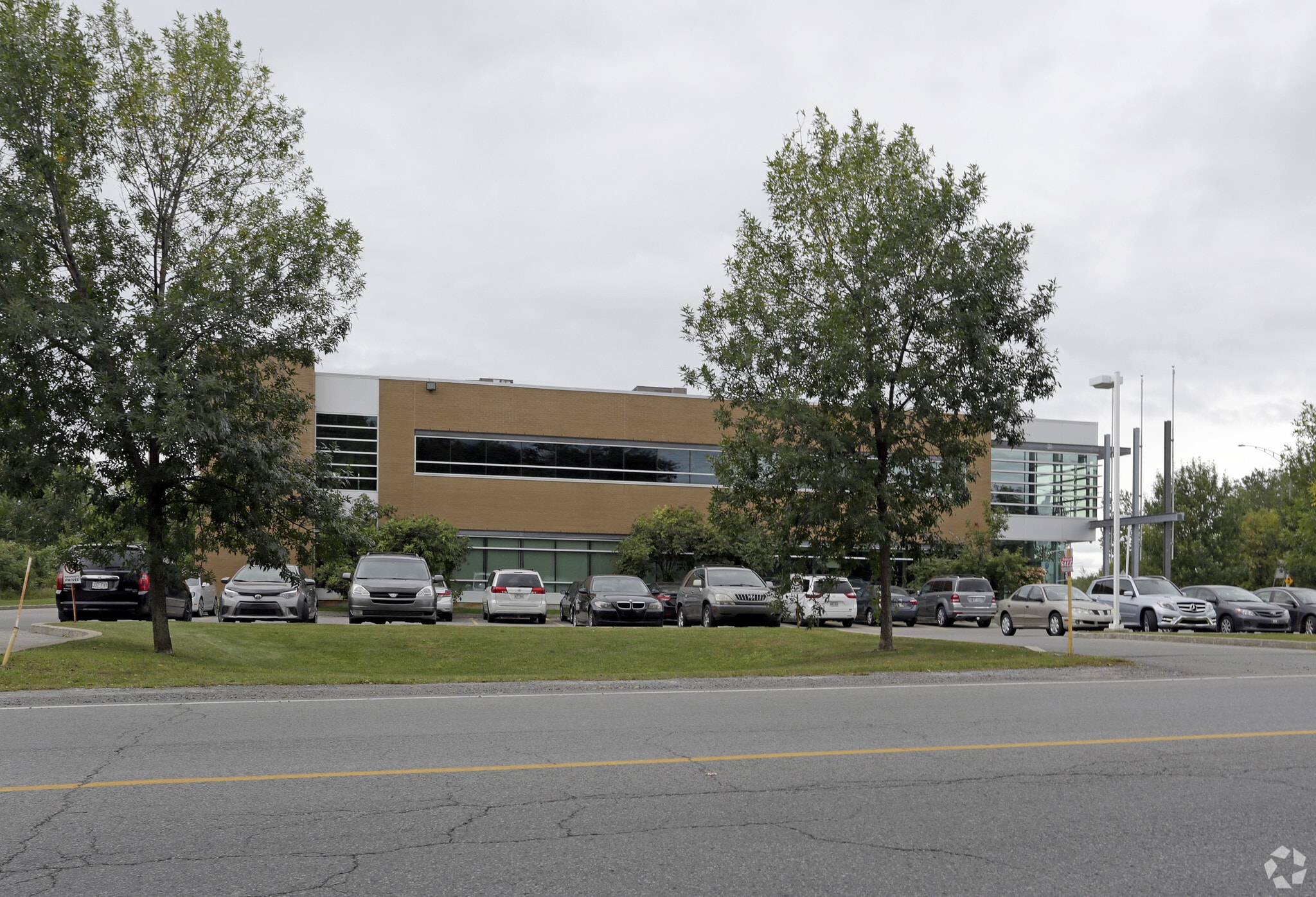 1600 Rue Montgolfier, Laval, QC for lease Primary Photo- Image 1 of 3