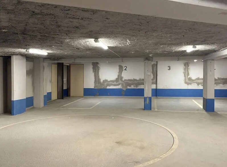 Industrial in Paris for lease - Building Photo - Image 1 of 6